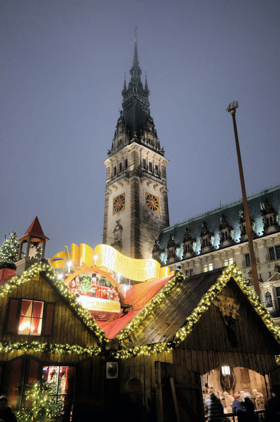 0847_1508 Marktbuden vom Weihnachtsmarkt vor dem Hamburger Rathaus. | Adventszeit - Weihnachtsmarkt in Hamburg - VOL.1